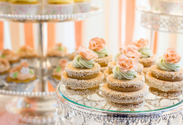 装饰华丽的蛋糕架和甜点图片下载