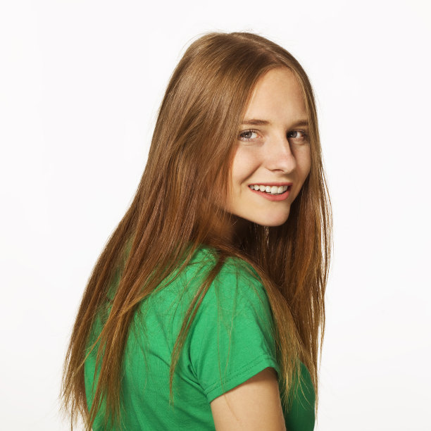 快乐的年轻女子肖像与绿色衬衫。图片下载