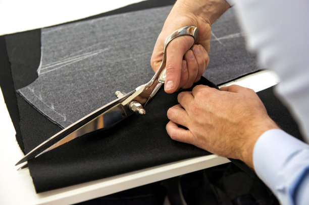 用剪刀裁剪织物图片下载