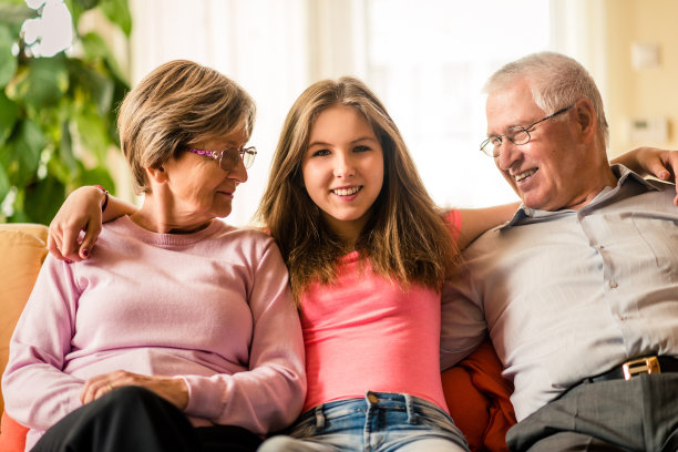 孙子和爷爷奶奶在家里图片下载