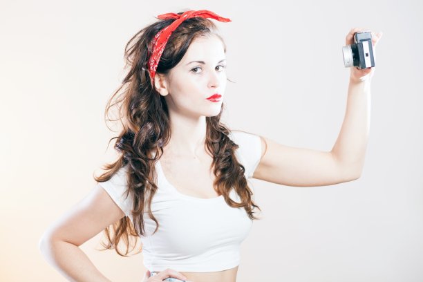 漂亮的引脚女孩自拍复古相机图片下载