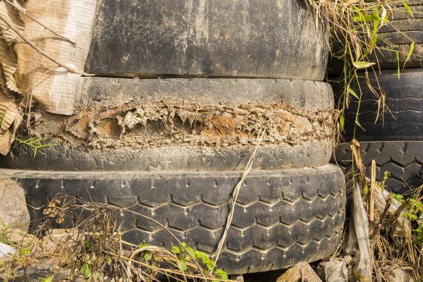 轮胎上露出一层层的电线，很脏图片下载