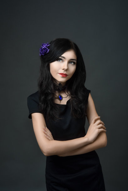 漂亮的黑发长发女孩图片下载