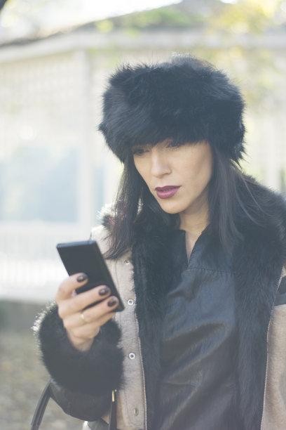 迷人的黑发女人使用电话图片下载