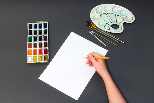 一个人在白纸上画铅笔图片下载