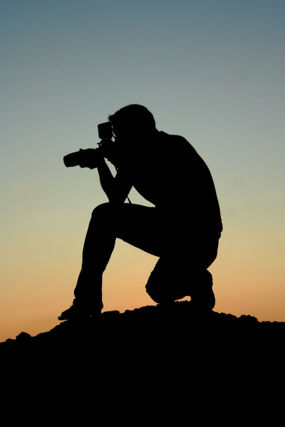 山上摄影师的剪影图片下载