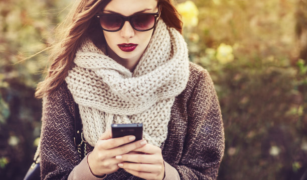 女性使用智能手机图片下载