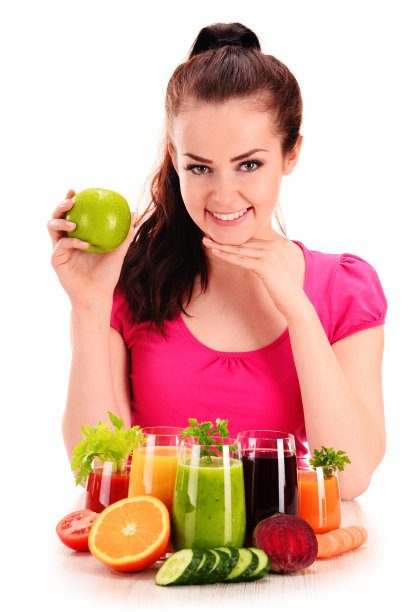 年轻女子与各种蔬菜和果汁图片下载