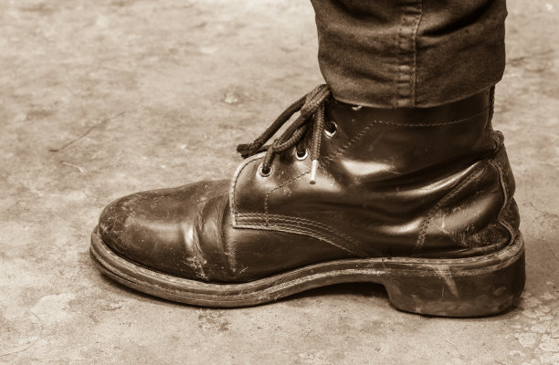 古董皮靴图片下载