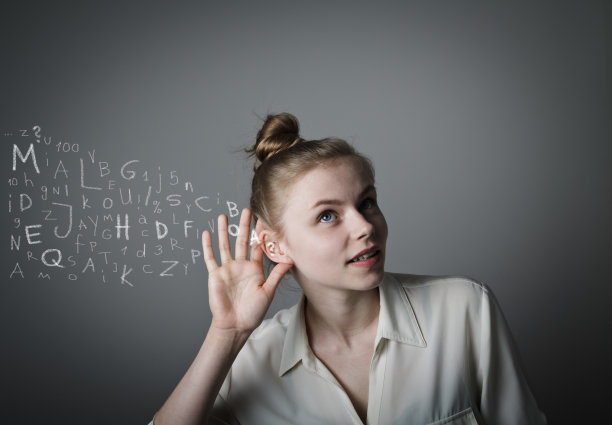 好奇的白衣女人图片下载