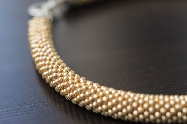 金色手镯的碎片图片下载