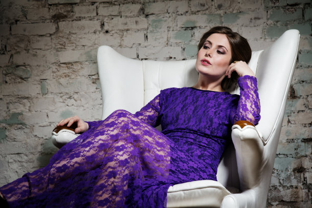 时尚魅力女孩梦幻般地坐在白色的椅子上图片下载