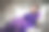 时尚魅力女孩梦幻般地坐在白色的椅子上图片下载