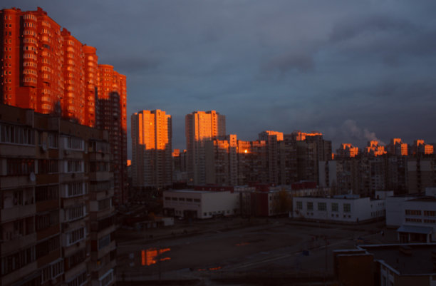 日落后的城市天际线图片下载