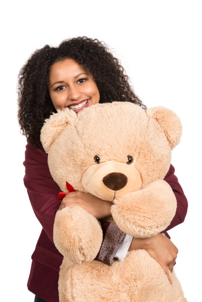 一个女人抱着一只泰迪熊图片下载