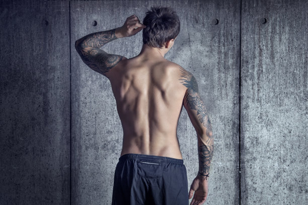 完美的健身运动员从后面的阁楼空间图片下载