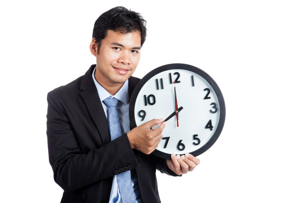 亚洲上班族微笑着挽着时钟的手臂图片下载