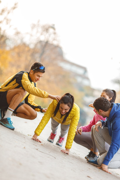 一群人在做俯卧撑图片下载