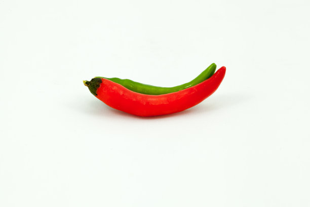 红色和绿色辣椒在白色的背景图片下载
