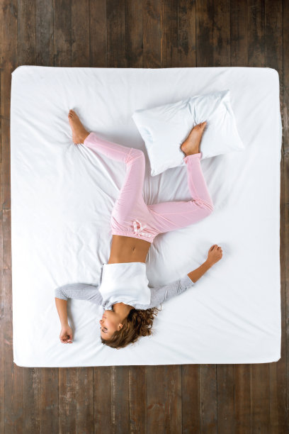 俯视图照片睡觉的女孩图片下载