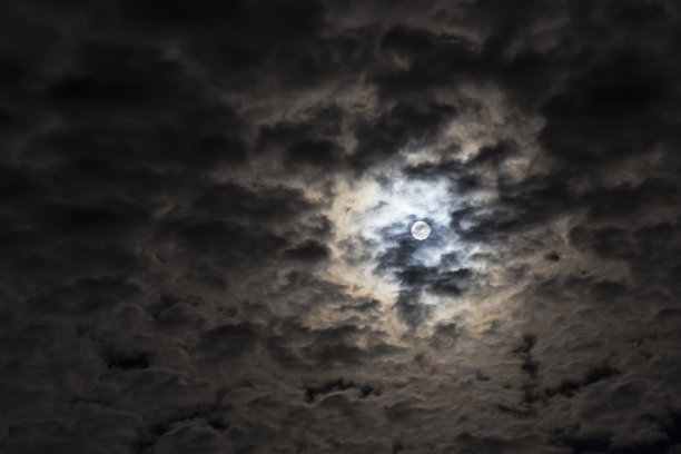 云彩中闪耀的月亮图片下载