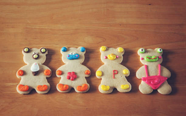 可爱的动物饼干在红色的盘子与效果颜色图片下载