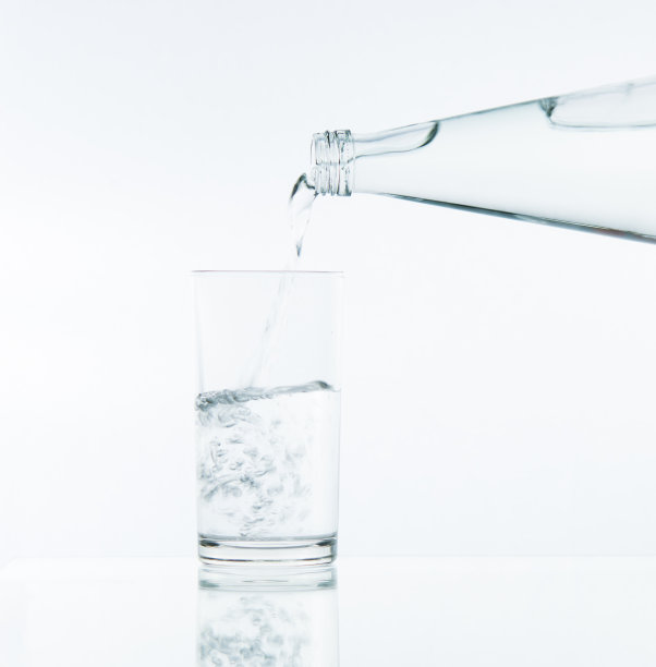 把水倒在玻璃上图片下载