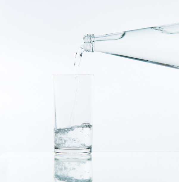 把水倒在玻璃上图片下载