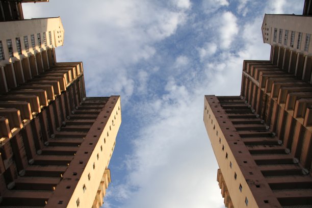 蓝色天空中的双子塔图片下载