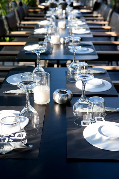 餐厅的餐桌摆放着餐具图片下载