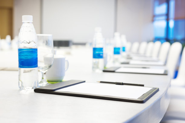 现代会议室的白色大桌子图片下载