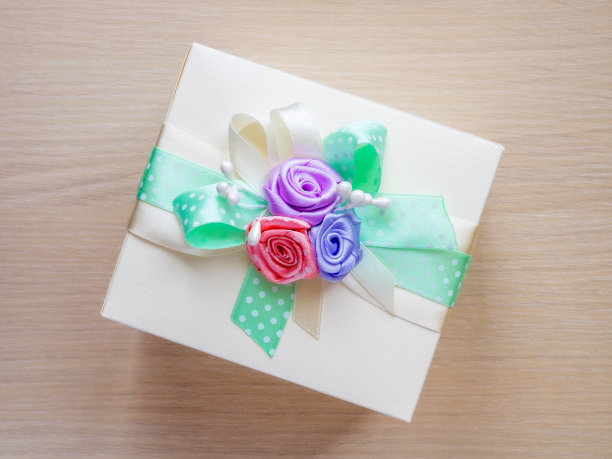 礼盒在地板上图片下载