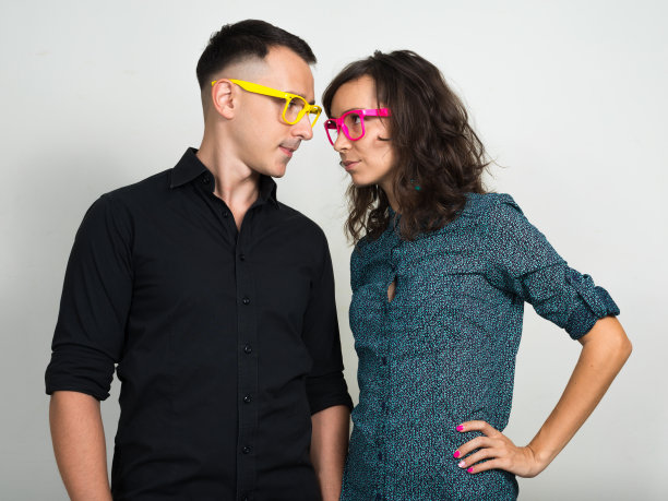 一对相爱的情侣看着对方图片下载