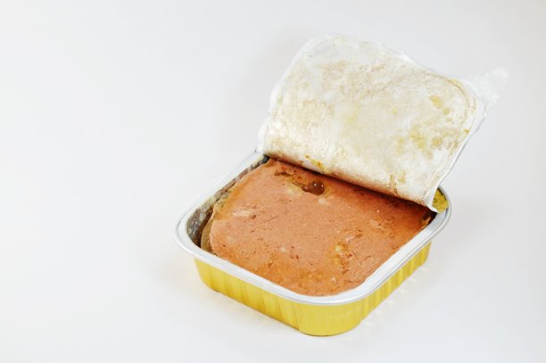 狗湿食物在铝托盘图片下载