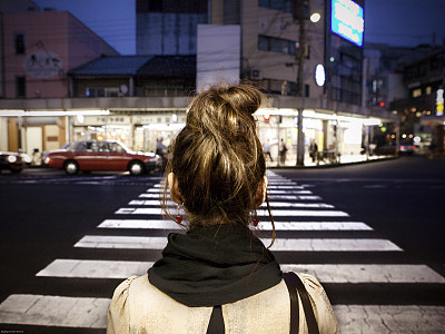 女人背过人行横道图片下载
