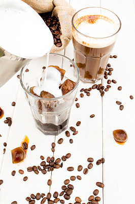 方块装在一杯冰咖啡里。图片下载