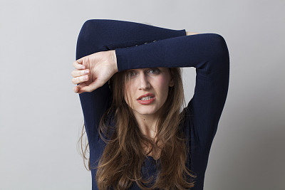 年轻女子头发护理概念图片下载