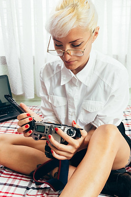 成功的金发女郎在庆祝图片下载