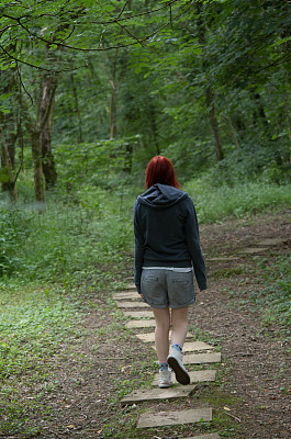 红头发的女孩图片下载