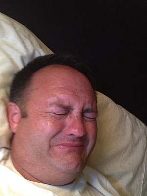 哭泣的白人男性头像图片下载