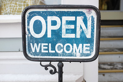 店门口有开门欢迎的标志图片下载