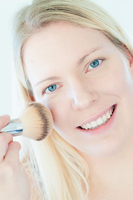 用刷子化妆的女人图片下载