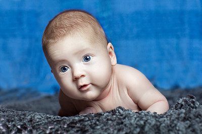 蓝眼睛的小女孩图片下载