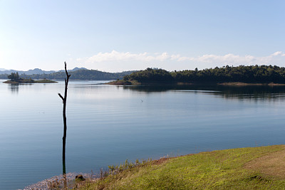 蓝天和水中的倒影图片下载