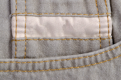 亮旧牛仔裤上的标签图片下载