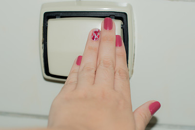 女人的手按放电图片下载