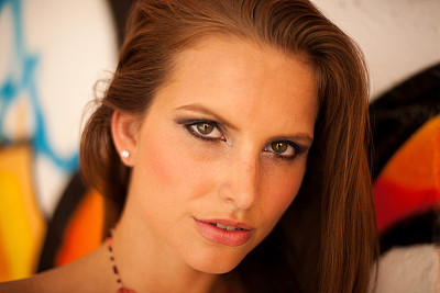 背景上有模糊涂鸦的时尚女人图片下载