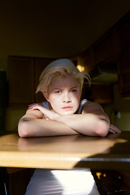 年轻漂亮的金发女郎。图片下载