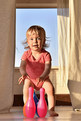 快乐的微笑小女孩打保龄球图片下载