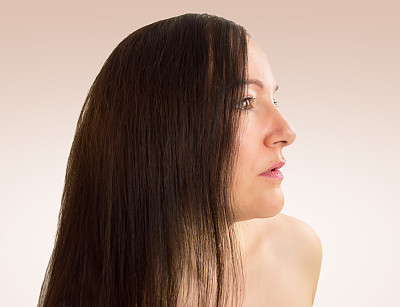 裸露肩膀的性感女人图片下载